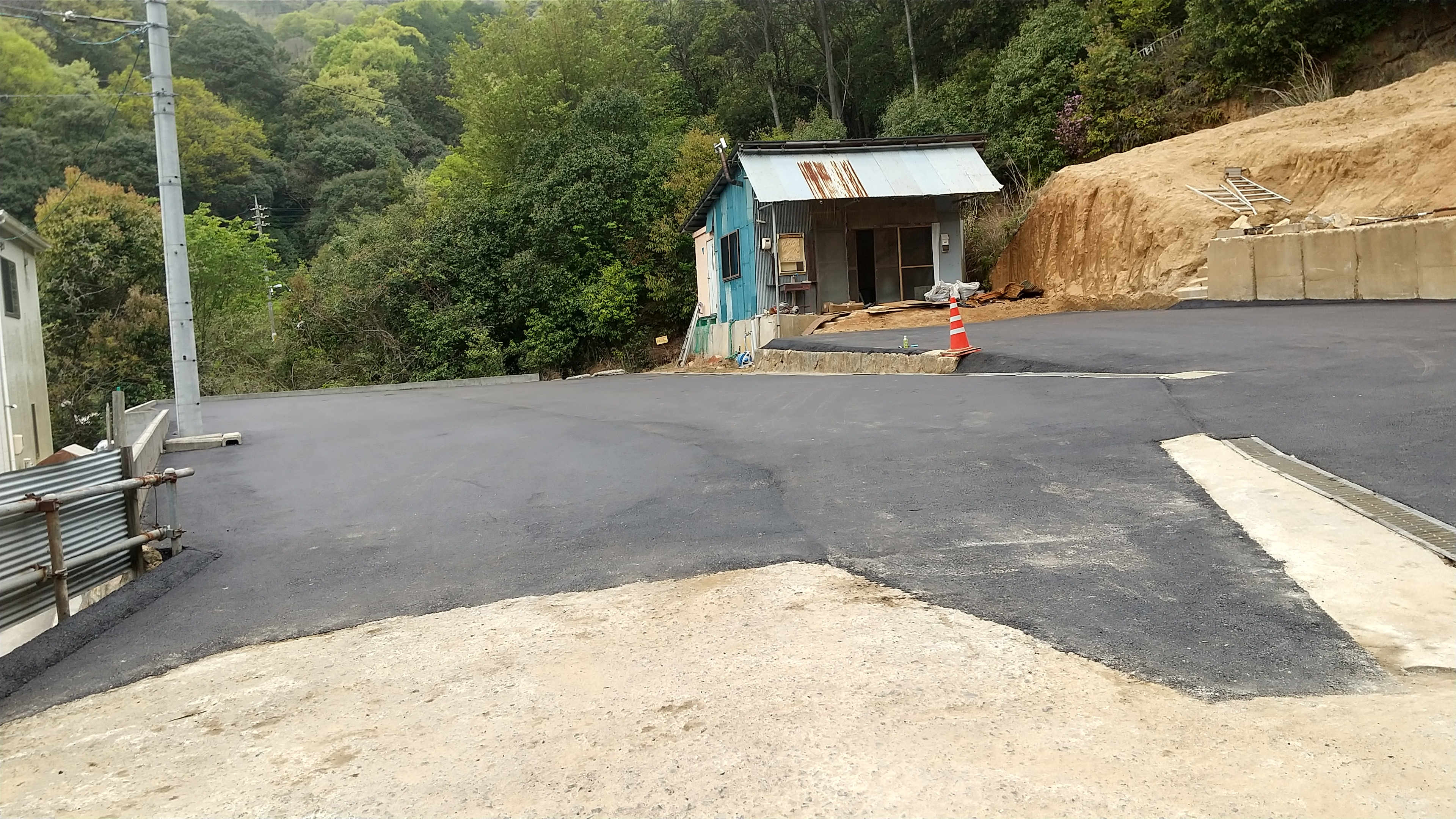 資材置き場の雑種地と山